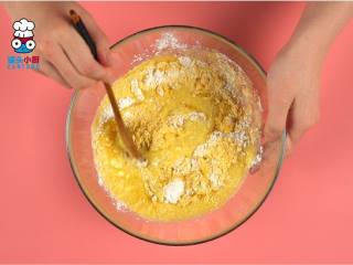 零难度低卡玉米片,碗中加入玉米面粉35g、玉米淀粉5g、低筋面粉5g、细砂糖5g、盐2g，倒入橄榄油15ml，混合均匀，揉成面团