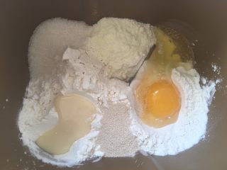 大理石金砖,面包桶内加入高筋面粉，低筋面粉，奶粉，酵母，鸡蛋，细砂糖跟酵母