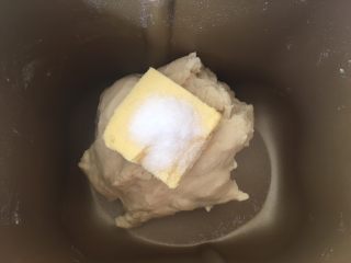 大理石金砖,加入软化的黄油跟盐，继续启动揉面程序，将黄油、盐跟面团揉均匀