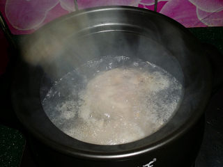 鸭腿腌菜汤,大火煮开、焯水后捞出冼净