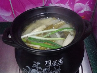 鸭腿腌菜汤,砂锅保温性能特好、用不了几分钟就会煮开了