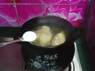 鸭腿腌菜汤,最后根据咸淡情况、酌情加些食盐调味