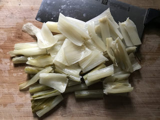 鸭腿腌菜汤,洗净后只要腌菜梗部分、将其切寸段，腌菜的叶子可以留着炒菜或