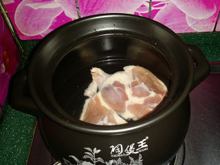 鸭腿腌菜汤,鸭腿洗净后放入砂锅中、加入冷水