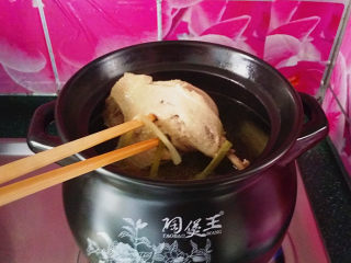 鸭腿腌菜汤,鸭肉好熟、炖至20分钟左右时可用筷子戳下，能轻易戳动就表明鸭肉已经熟烂了