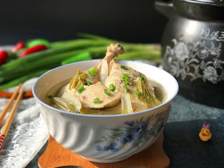 鸭腿腌菜汤,非常鲜美根本不用放味精、鸡精啥