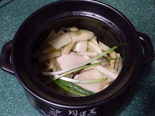 鸭腿腌菜汤,将葱姜、鸭腿及腌菜梗一起放入砂锅中