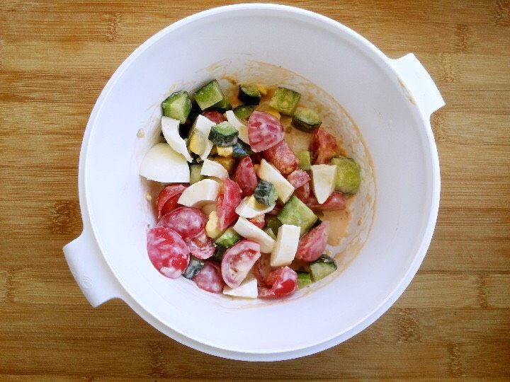 黄瓜圣女果鸡蛋沙拉,将食材放到一起，倒入适量的千岛酱和酸奶拌匀。