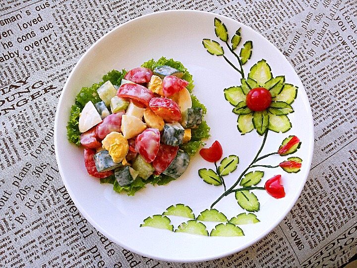 黄瓜圣女果鸡蛋沙拉,有了漂亮的盘饰，简单的沙拉看上去就不再单调了，也会食欲大增哦。