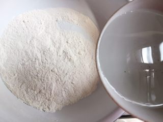 甜糯可口的双色松糕,取其中一份，先做原味的，温水约50g一点点加入（切不可一下子全倒进去），搅拌也可以用二手揉搓，搅拌成干湿适中的粉