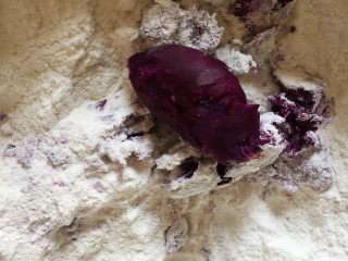 甜糯可口的双色松糕,取另一份混合过的粉，加入蒸熟的紫薯
