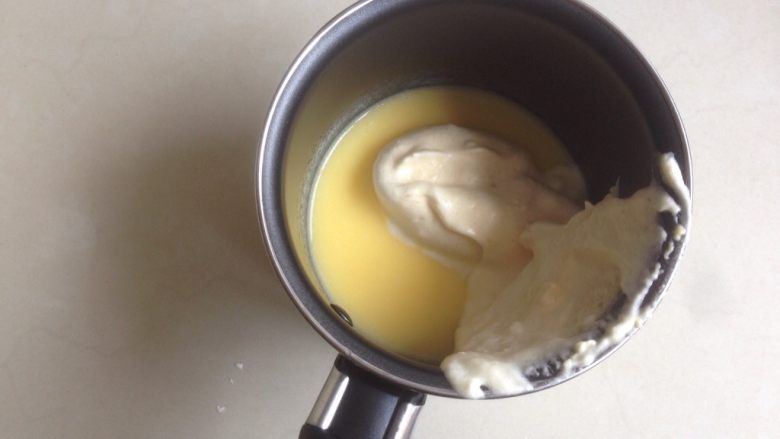 奥利奥小米海绵蛋糕杯,舀一勺蛋糕糊到已经融化为液体的黄油牛奶液里，拌匀