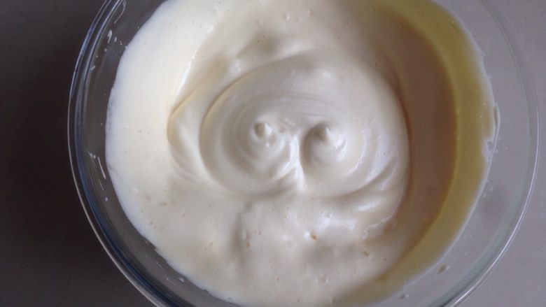 奥利奥小米海绵蛋糕杯,用电动打蛋器低速拌匀，蛋糊能画出纹路十秒不消失