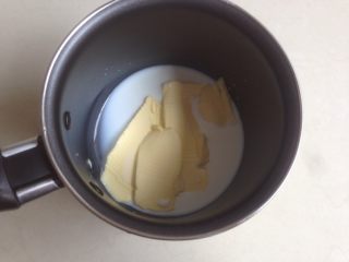 奥利奥小米海绵蛋糕杯,黄油和牛奶放进小锅里，隔热水融化成液体