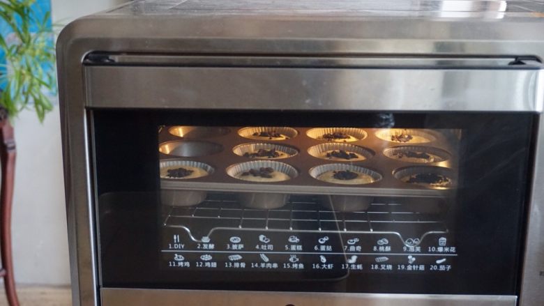 奥利奥小米海绵蛋糕杯,放入已经提前预热好的上火160度，下火165度的东菱K40C烤箱中，烘烤25分钟左右（各家烤箱脾气不同，温度仅供参考）