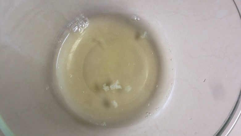 奥利奥小米海绵蛋糕杯,蛋清和蛋黄分别打在两个无水无油的打蛋盆里。蛋清加入一点点盐
