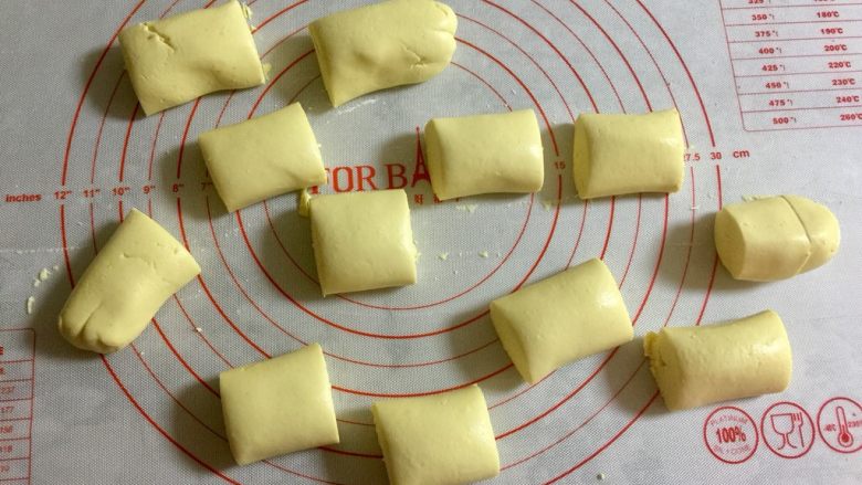 Q萌的栗子南瓜饼,切成若干等量的小剂子，每个40克左右。