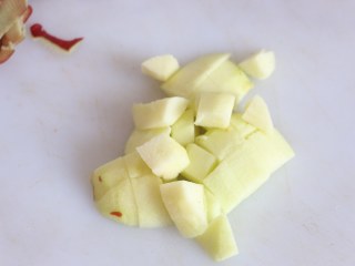 茄汁虾仁苹果,苹果去皮切小块。