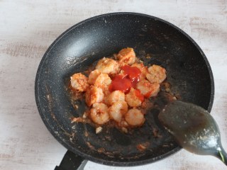 茄汁虾仁苹果,虾仁变色后，加入两大勺番茄酱继续翻炒。