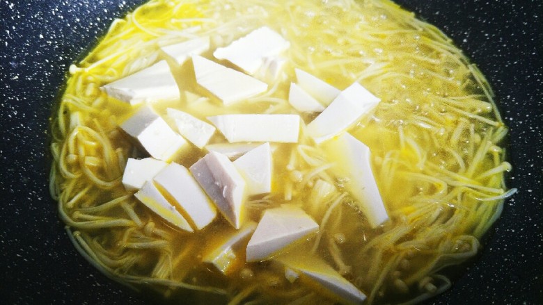 酸汤金针菇豆腐汤,放入豆腐，煮到豆腐熟，就可以装碗撒葱花了！就是这么简单