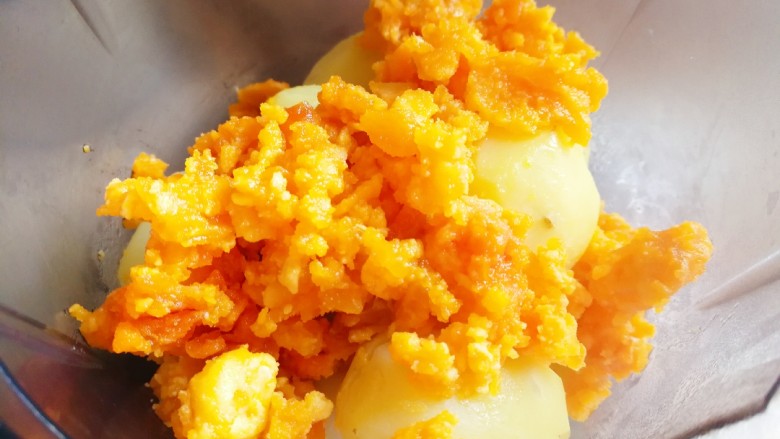 咸蛋黄土豆泥酥,蒸熟的土豆称重后和鸭蛋黄放进料理机里面