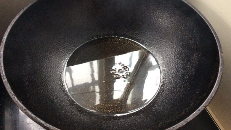 滑蛋炒鱼丁,洗锅，在起锅热油