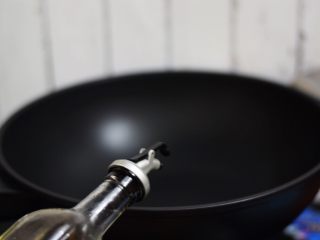 培根金针菇卷,锅中倒入适量的食用油烧热