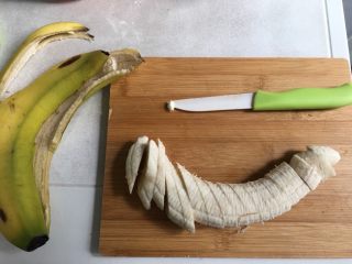 香蕉奶昔,香蕉切成块，越小越好。
