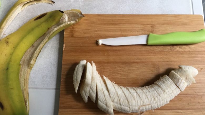 香蕉奶昔,香蕉切成块，越小越好。