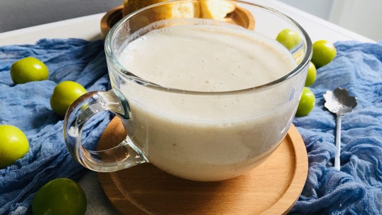 香蕉奶昔,可以放入冰箱冷藏冰镇一下拿出来喝口感更好。