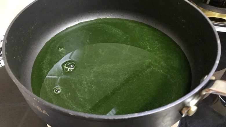 奶油菠菜汁意面,锅洗净，把菠菜汁倒进去