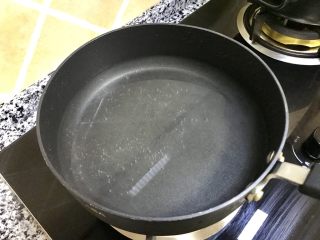 奶油菠菜汁意面,锅里加水