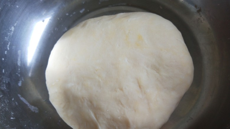 豆沙卷,十分钟后在揉一揉就光滑了，盖好发酵，1小时后打开。