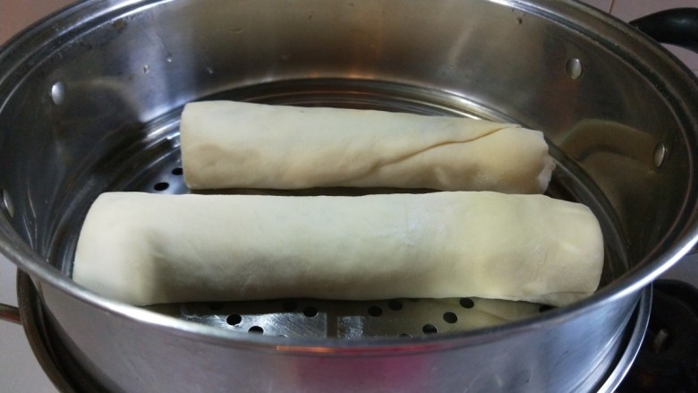 豆沙卷,切成两段放入蒸锅，二次发酵20分钟。