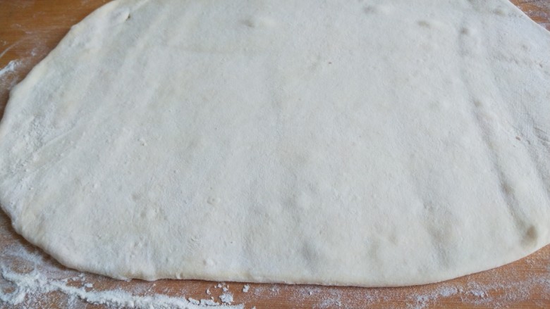 豆沙卷,擀成一个大面片。