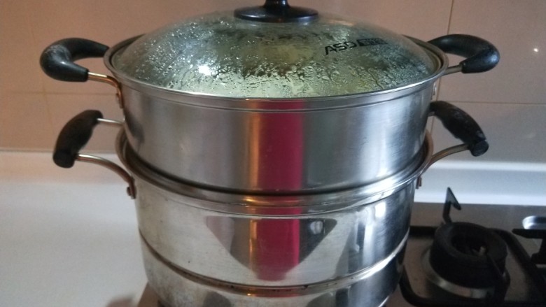 豆沙卷,开火蒸15分钟即可关火，5分钟后打开。