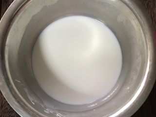牛奶椰丝小方,取80克牛奶和玉米淀粉混合均匀