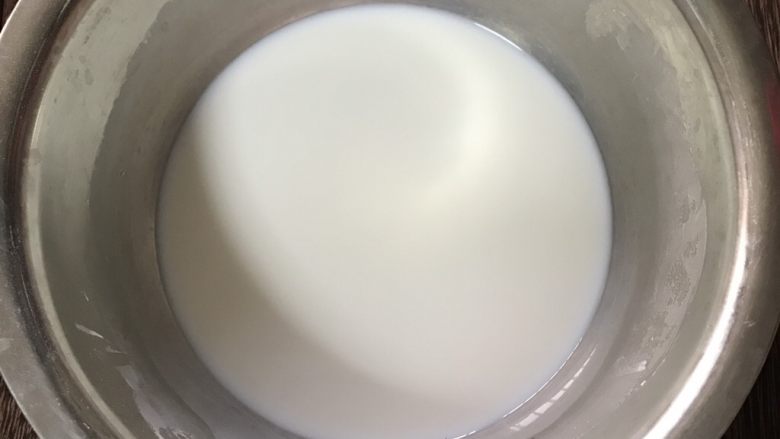牛奶椰丝小方,取80克牛奶和玉米淀粉混合均匀