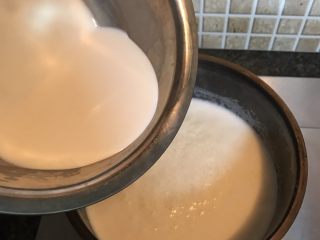 牛奶椰丝小方,加热至沸腾时将之前混合好的牛奶淀粉加入锅中