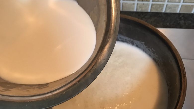 牛奶椰丝小方,加热至沸腾时将之前混合好的牛奶淀粉加入锅中