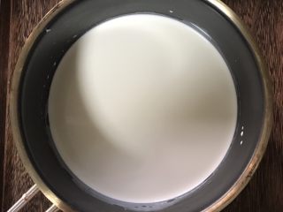 牛奶椰丝小方,准备牛奶240克