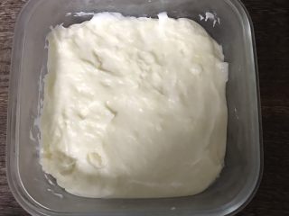 牛奶椰丝小方,4小时后取出保鲜盒，膏体已经凝固