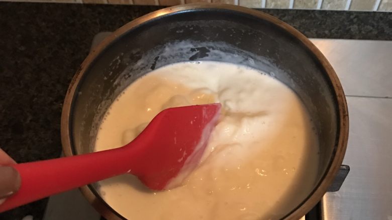 牛奶椰丝小方,快速不停地搅拌
