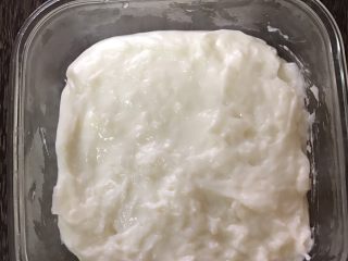 牛奶椰丝小方,当液体变得粘稠成糕状时迅速倒入保鲜盒，放凉后放入冰箱冷藏4小时以上