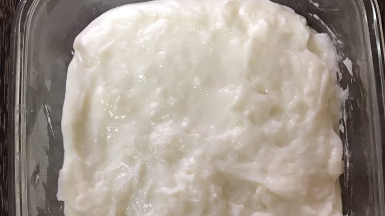 牛奶椰丝小方,当液体变得粘稠成糕状时迅速倒入保鲜盒，放凉后放入冰箱冷藏4小时以上