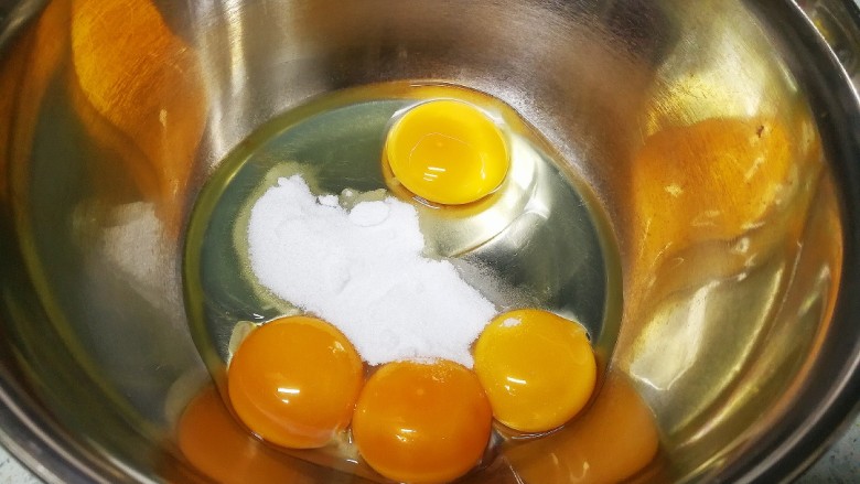 藜麦咕咕霍夫蛋糕（6寸）,3个<a style='color:red;display:inline-block;' href='/shicai/ 9'>鸡蛋</a>的蛋黄蛋清分离，把3个蛋黄、1个全蛋、20克细砂糖倒入打蛋盆。