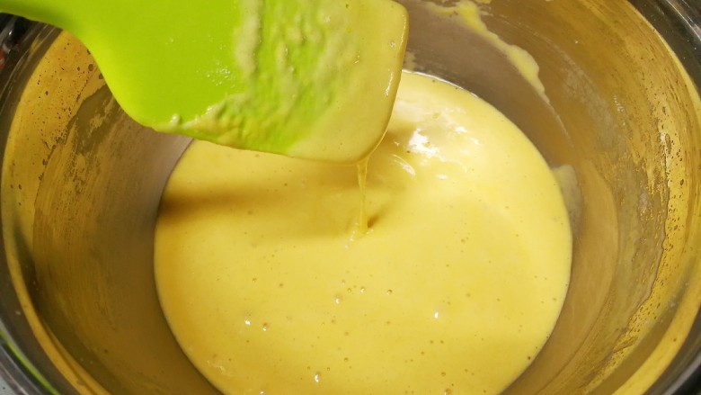 藜麦咕咕霍夫蛋糕（6寸）,用刮刀走之字形拌匀，拉起刮刀蛋黄糊能连续不间断地滑落。