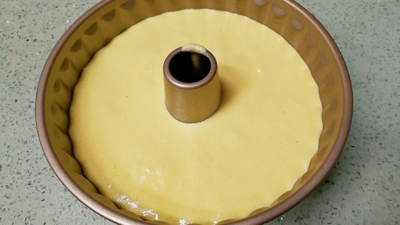 藜麦咕咕霍夫蛋糕（6寸）,把蛋糕糊倒入模具，轻震两下。入烤箱，上下火145度烘烤30分钟。