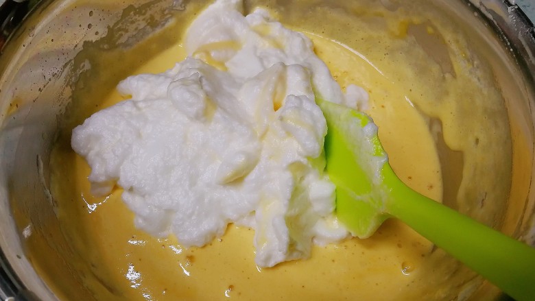 藜麦咕咕霍夫蛋糕（6寸）,烤箱预热上下火145度。把蛋白霜分两次加入蛋黄糊，用刮刀翻拌均匀。