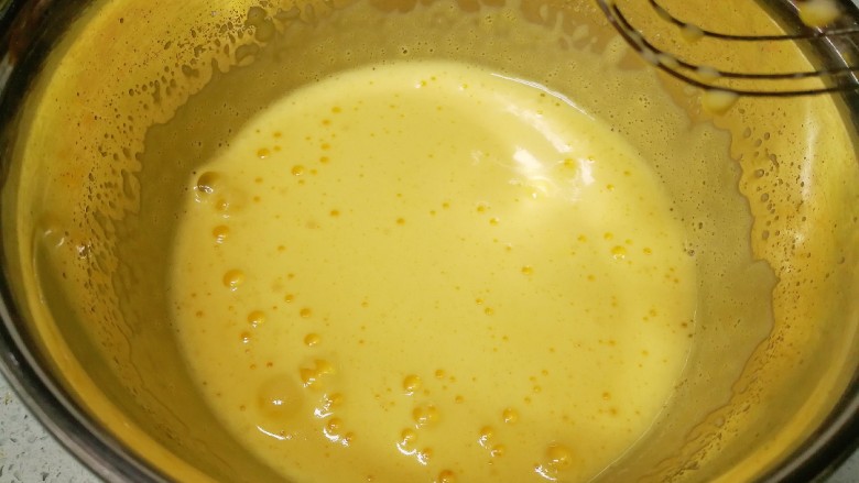 藜麦咕咕霍夫蛋糕（6寸）,打蛋器低速搅打至糖融化，蛋液体积增大、颜色发白。
